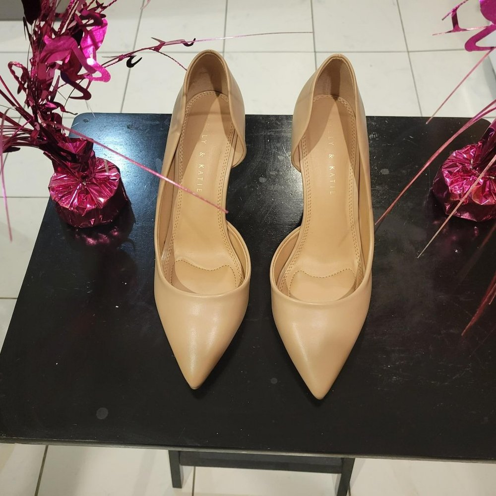 Side cut out pump heel shoe